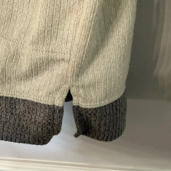 Cuddl Duds V-Neck Ivory and Gray Long Sleeve Ribbed Soft Top Size XS - Picture 7 of 8